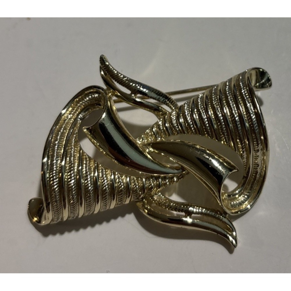 Coro Gold Tone‎ Textured Ribbon Brooch Pin 2"
